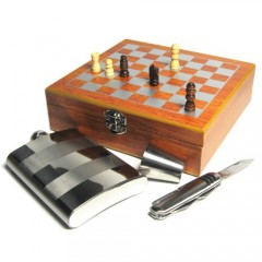 Шахматный набор с фляжкой, металлическим стаканом и ножом